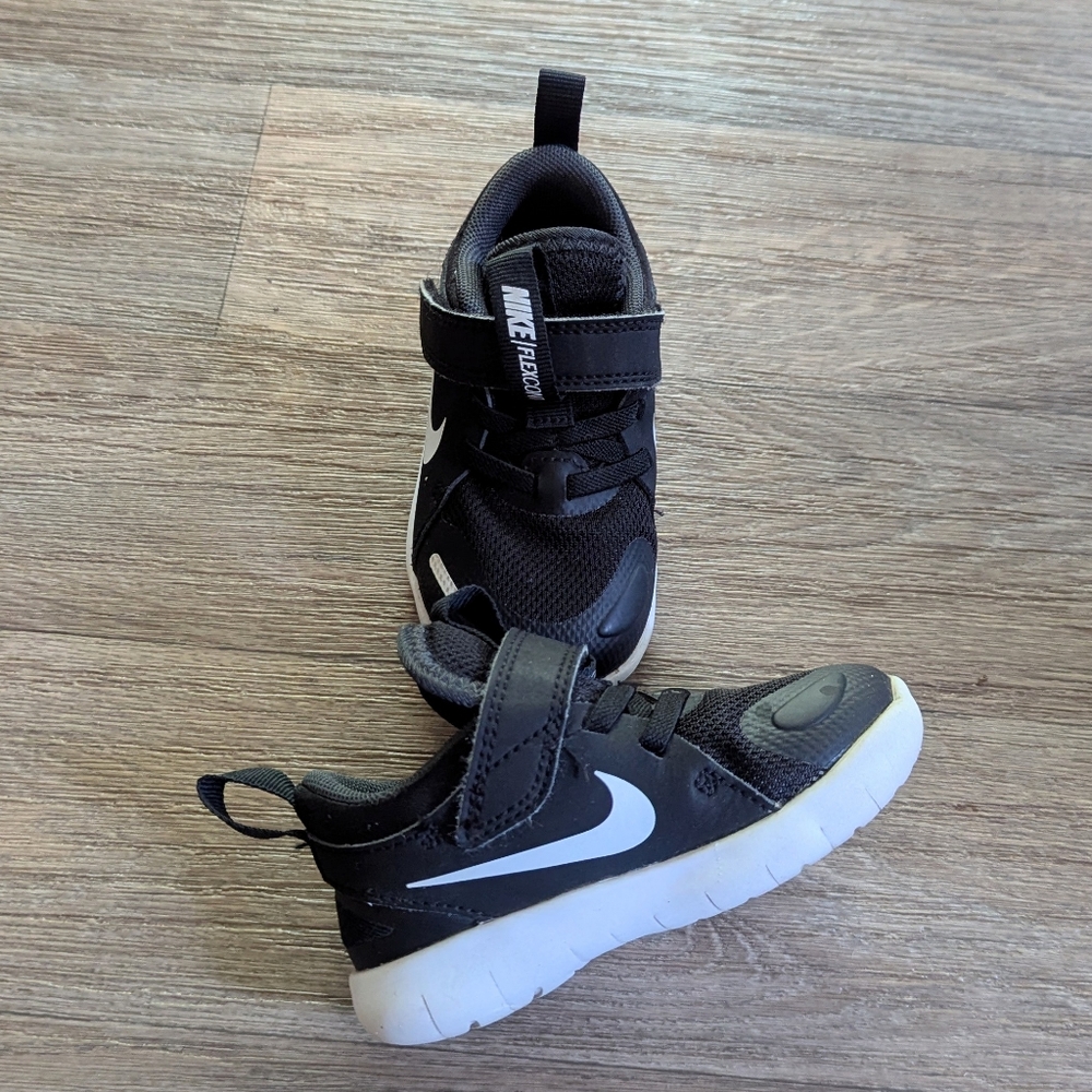 Nike Flex Control Youth Kids Black and White Sneakers Shoes Size 6 - Picture 3 of 7